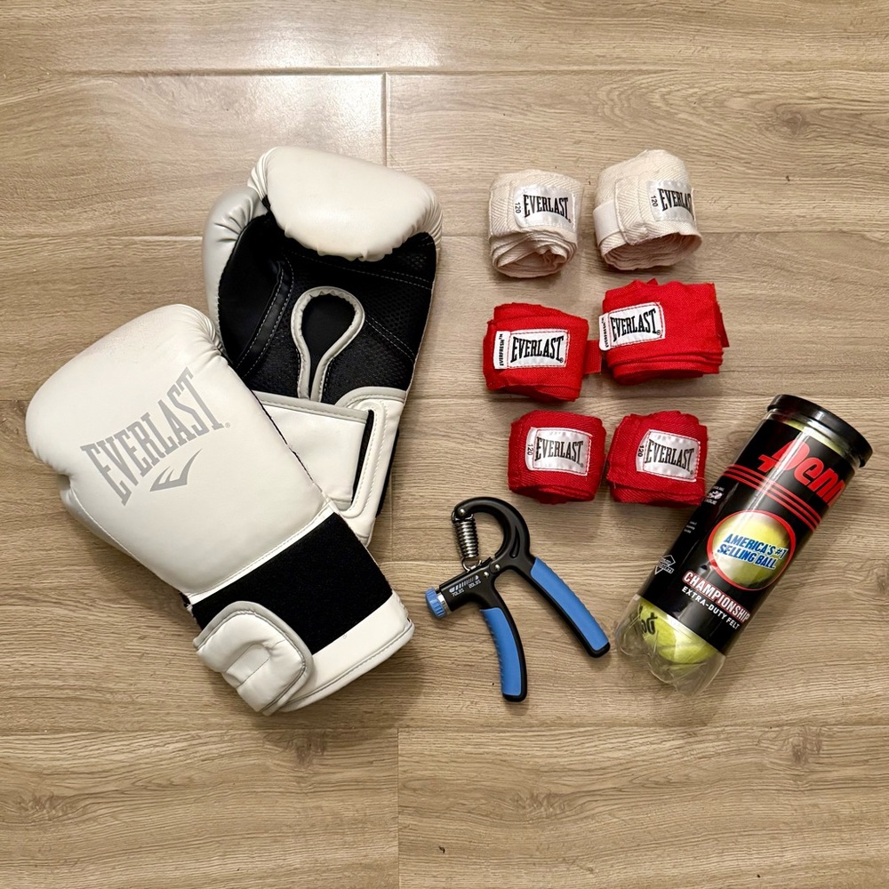 💥SOLD💥Everlast White and Black Boxing Set with Red Wraps